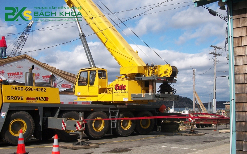 Tại sao cần phải học lái xe Cẩu tự hành TPHCM?