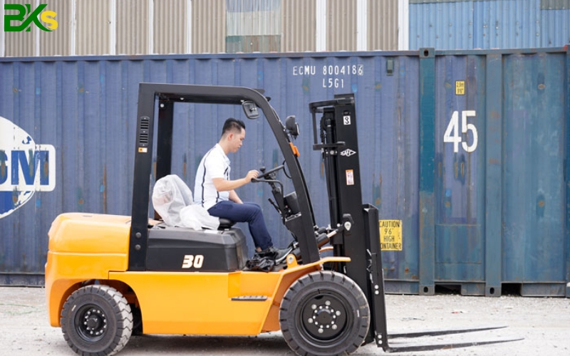 Tại sao nên thi bằng lái xe nâng?