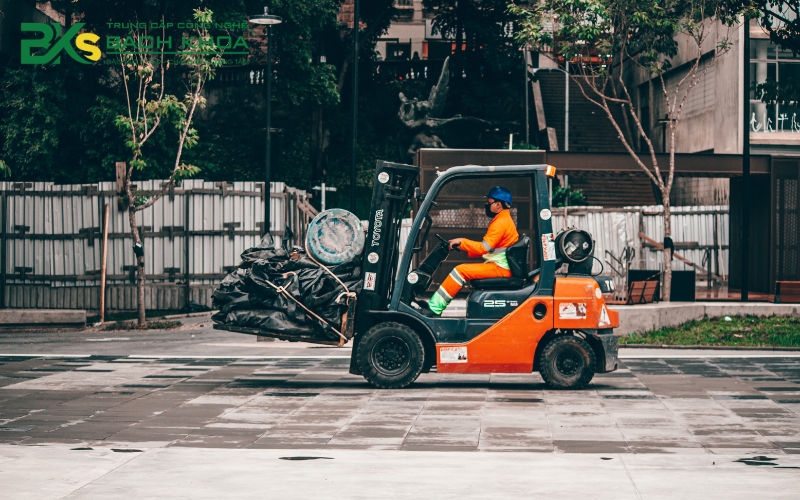 Phí thi bằng lái xe Nâng tại TPHCM bao nhiêu?