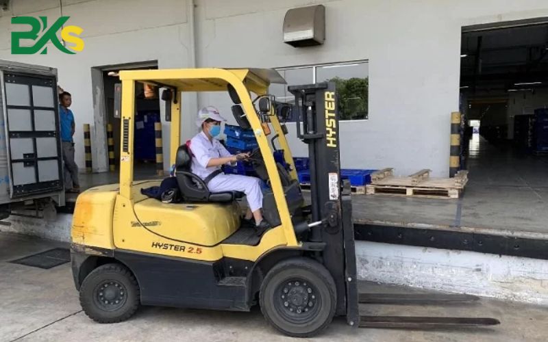 Ai phù hợp học chứng chỉ xe nâng?