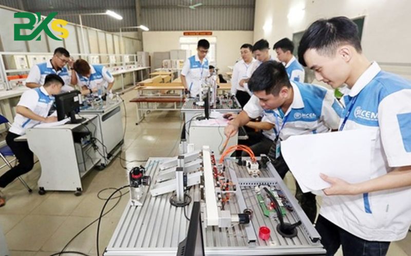 Học sơ cấp nghề nâng tại socapnghe.edu.vn có gì lợi?