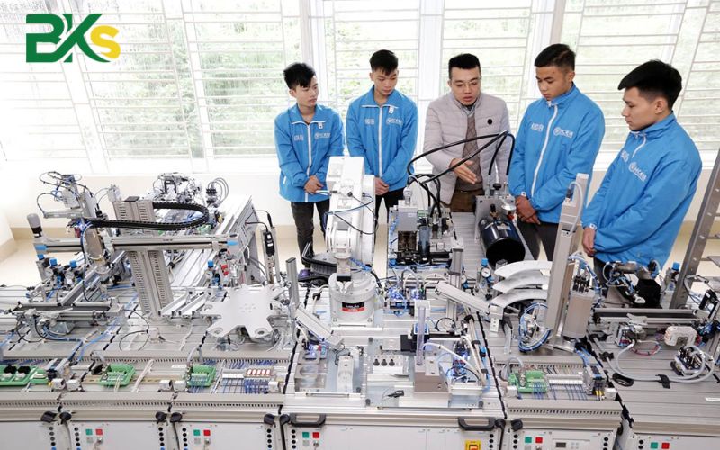 So sánh khóa học Sơ cấp nghề nâng với các khóa ngắn hạn