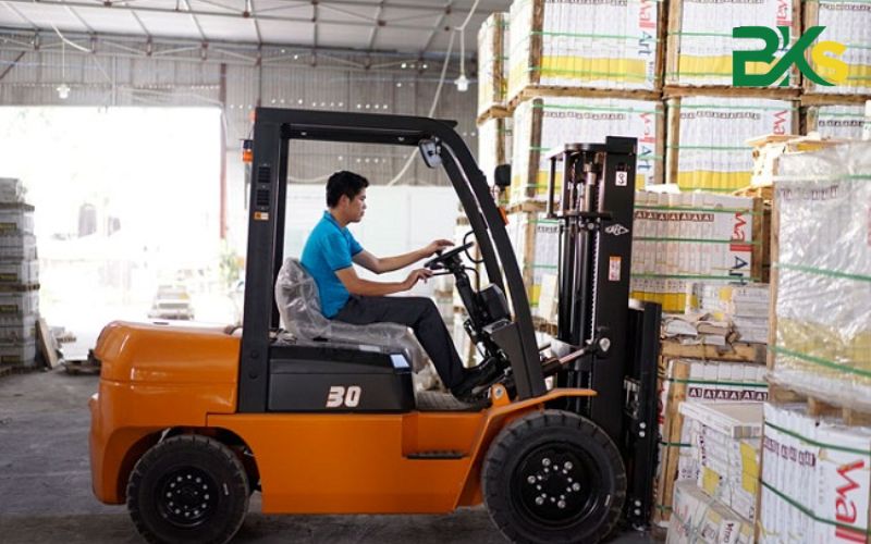 Có nên học chứng chỉ xe nâng dù đã có kinh nghiệm?