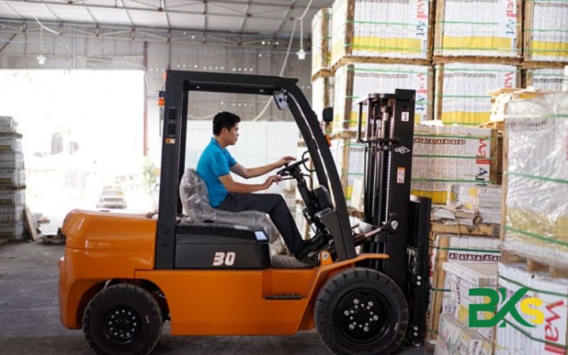 Vì sao nhiều người chọn học Vận hành Xe nâng hàng?