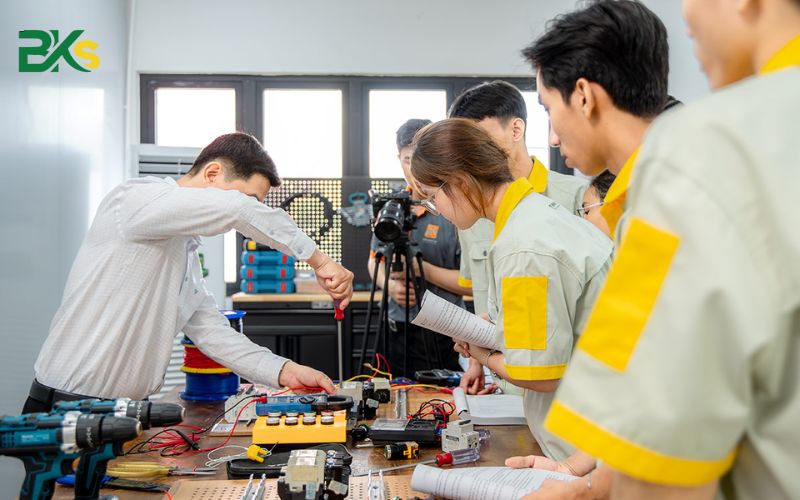 Cơ hội việc làm sau khi tốt nghiệp Khóa học Điện công nghiệp ngắn hạn