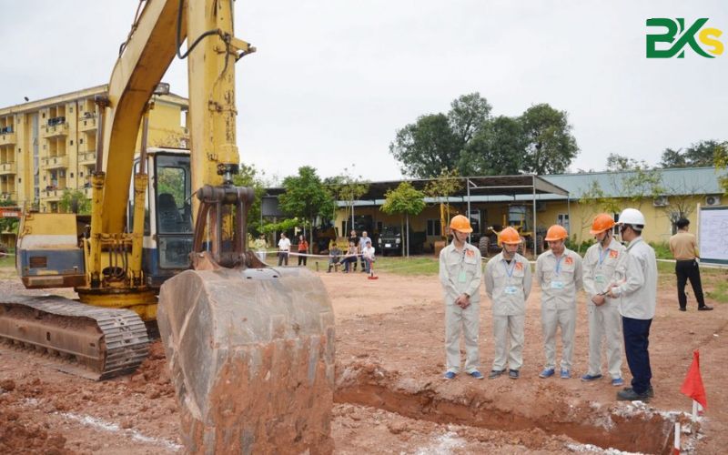 Có nên học vận hành máy đào không?
