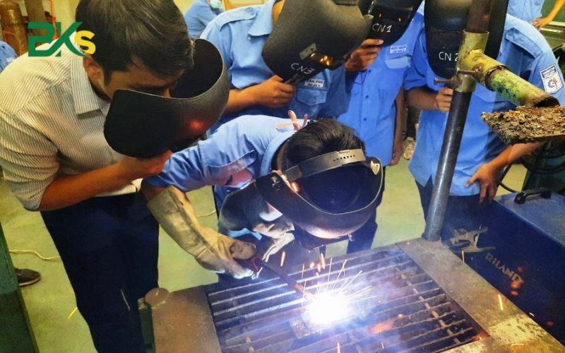 Học nghề Hàn có khó không?