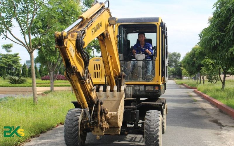Học nghề Lái máy xúc cơ có dễ xin việc không?