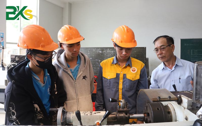 Học Nghề Lái máy xúc cơ có khó không?