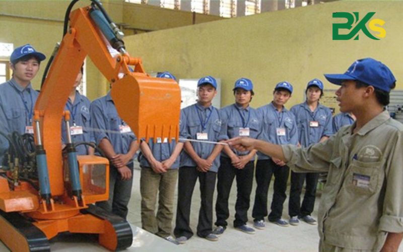 Nghề Lái máy xúc cơ là làm gì?