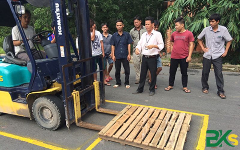 Thi chứng chỉ xe nâng có cần học trước không?