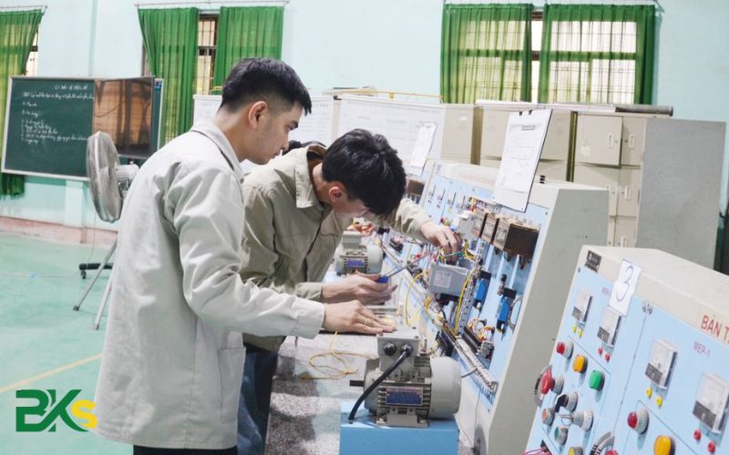 Ai phù hợp với Khóa học Chứng chỉ Điện tại TPHCM?