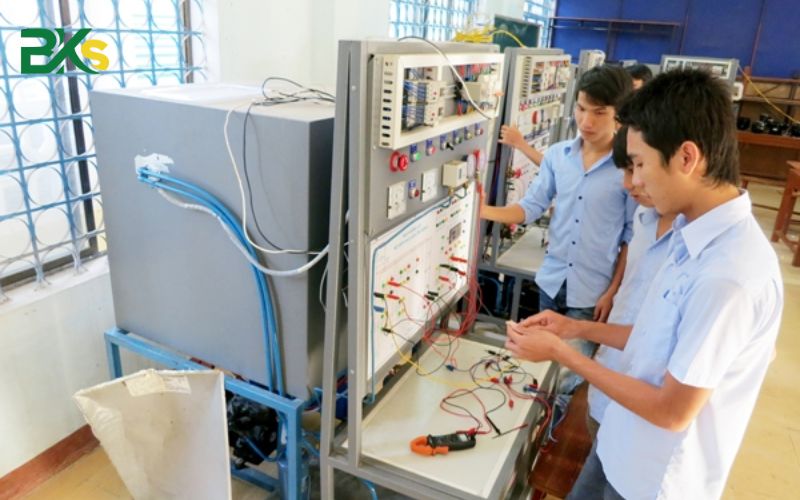 Học Sơ cấp Điện công nghiệp xong có dễ xin việc không?