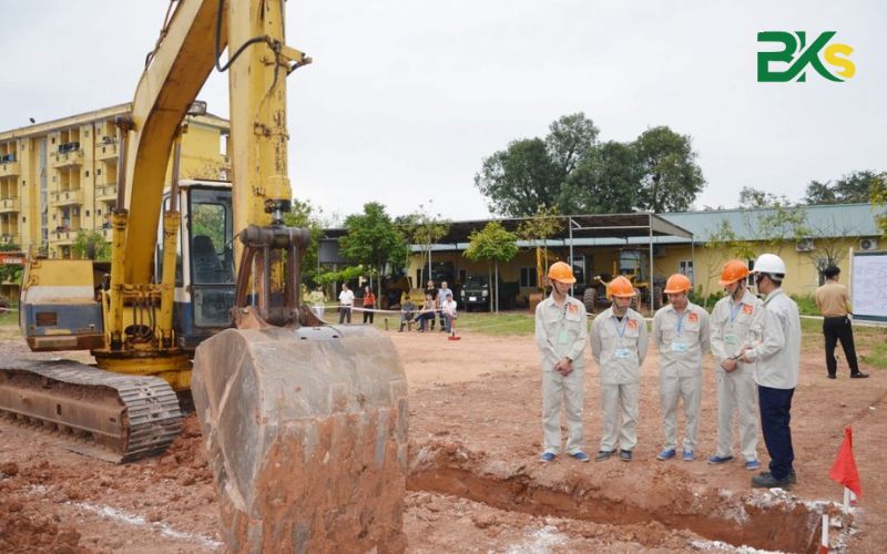 Nghề lái xe múc là làm công việc gì?