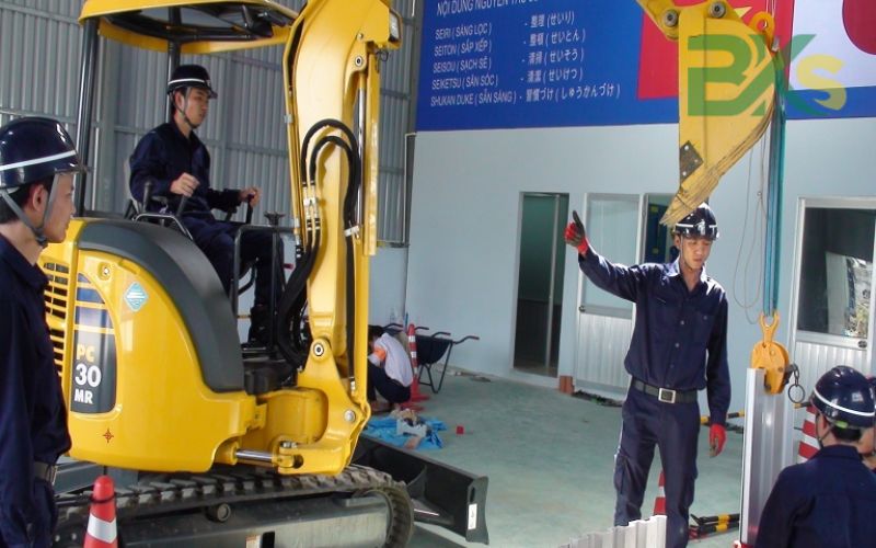 Đối tượng nào nên đăng ký học lái máy xúc?
