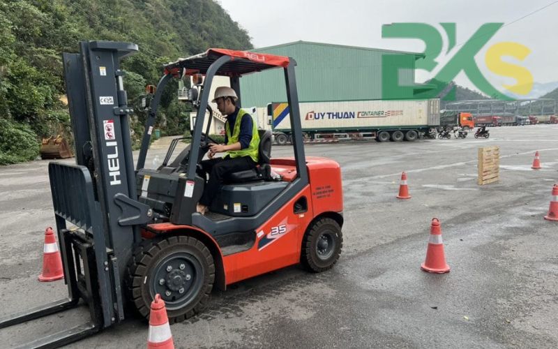 Học lái xe nâng là gì?
