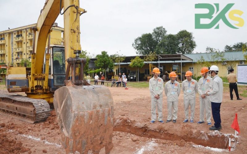 Nghề lái máy xúc đang được nhiều người quan tâm hiện nay