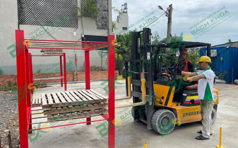 Điều gì ảnh hưởng đến Mức lương Lái xe nâng?