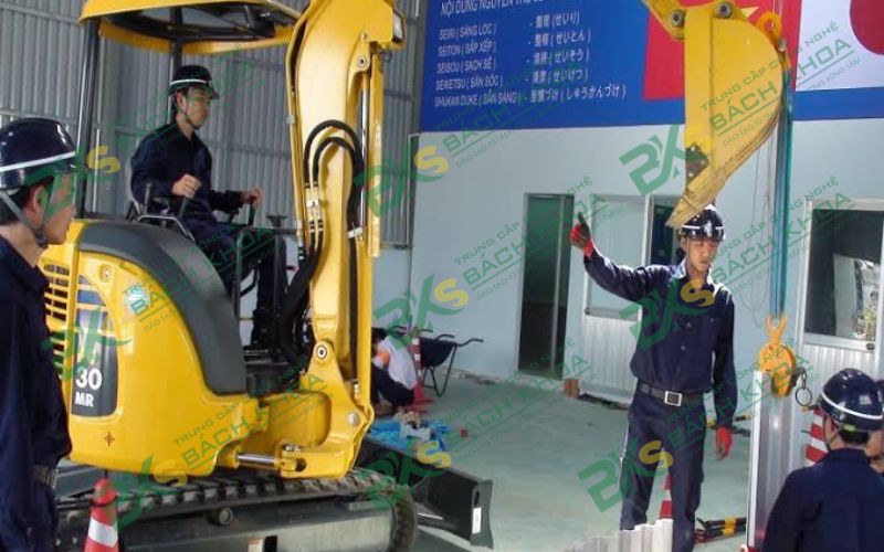 Học chứng chỉ Lái xe múc tại Trường Công Nghệ Bách Khoa có gì nổi bật?