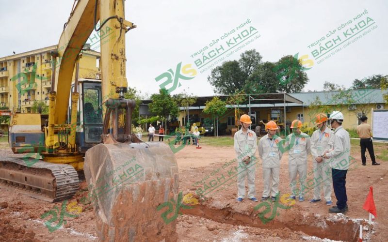Người mới chưa biết gì có học chứng chỉ Lái xe múc được không?