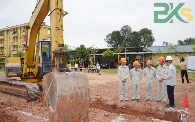Những ai nên đăng ký học và thi bằng lái xe xúc?