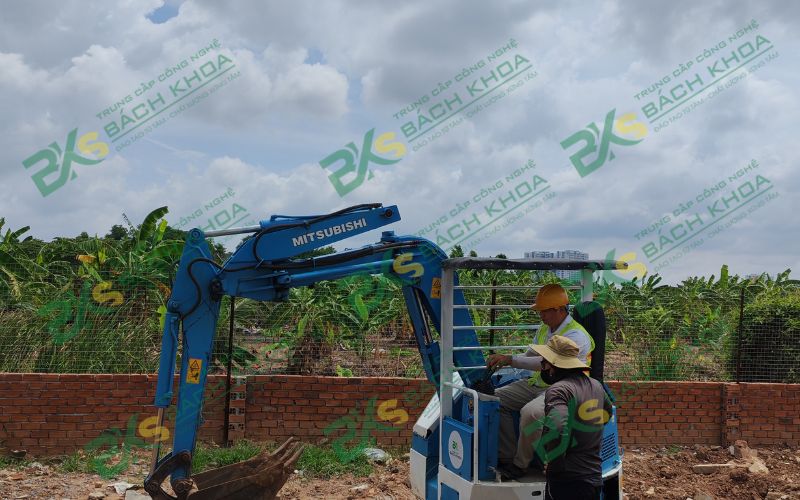 Vì sao nên học đào tạo sơ cấp xe cẩu khi vận hành?