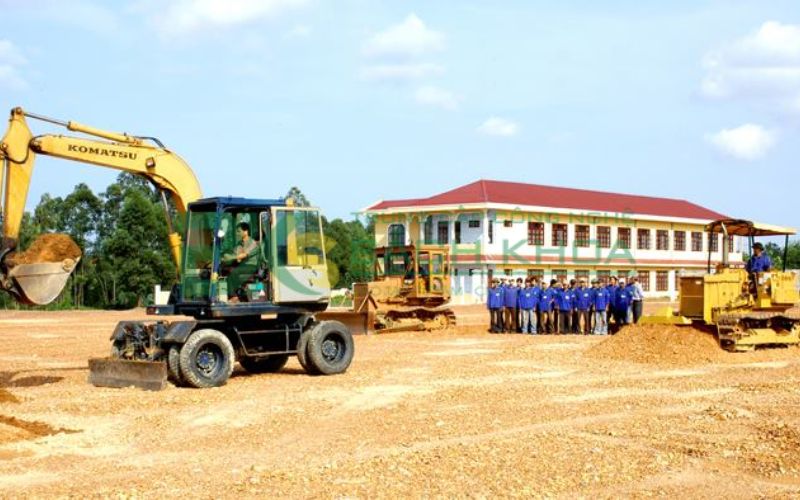 Ai nên học bằng lái xe xúc?