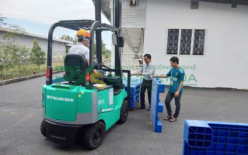 Ai nên học vận hành xe nâng?