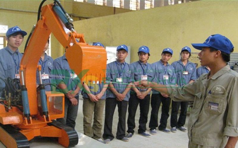 Chương trình đào tạo sơ cấp nghề lái xe cẩu có gì?