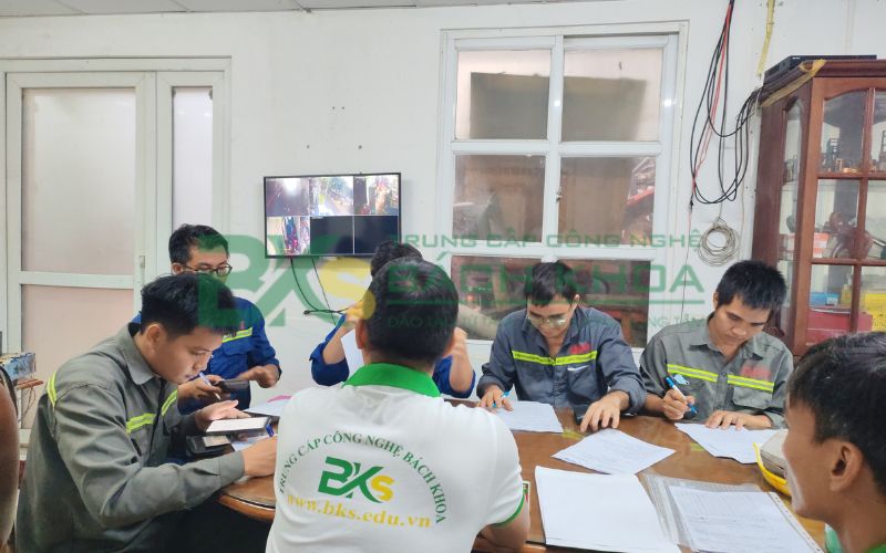 Điều kiện học Đào tạo xe nâng người tại kho