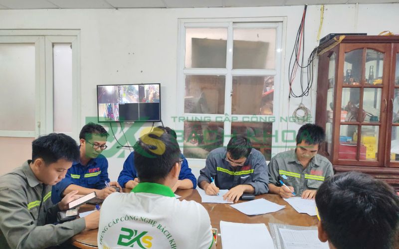 Học bằng lái xe nâng người
