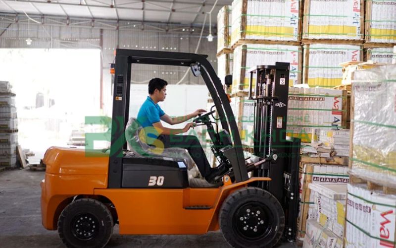 Học vận hành xe nâng có bắt buộc phải có bằng cấp không?