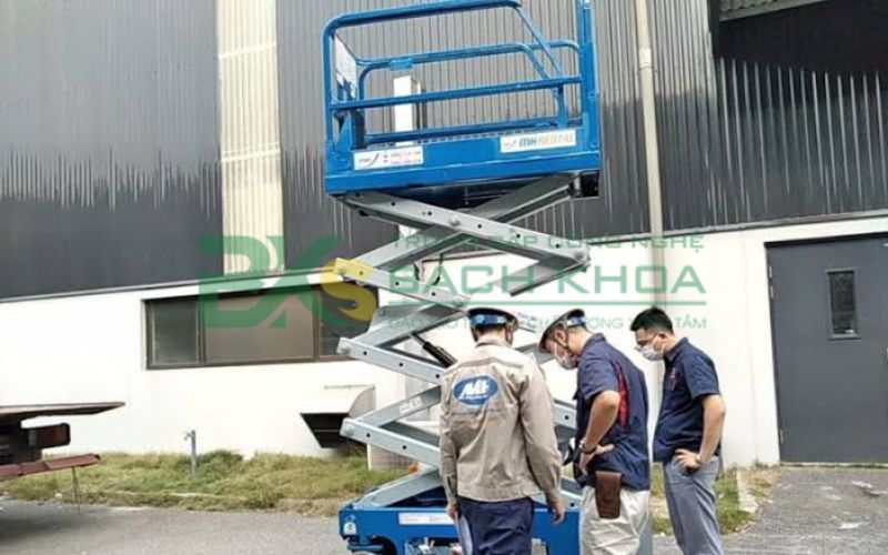 Khóa học Lái xe nâng người tại Trường Công Nghệ Bách Khoa có gì?