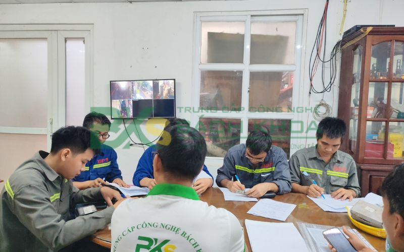 Mức thu nhập lái xe nâng hàng hiện nay