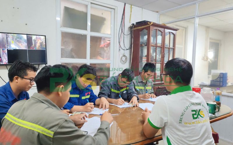 Đăng ký thi Chứng chỉ nghề Xe Nâng ở đâu rẻ?