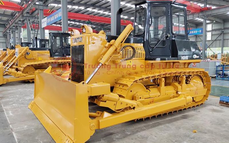 Học vận hành máy ủi xong có thể làm những công việc gì?