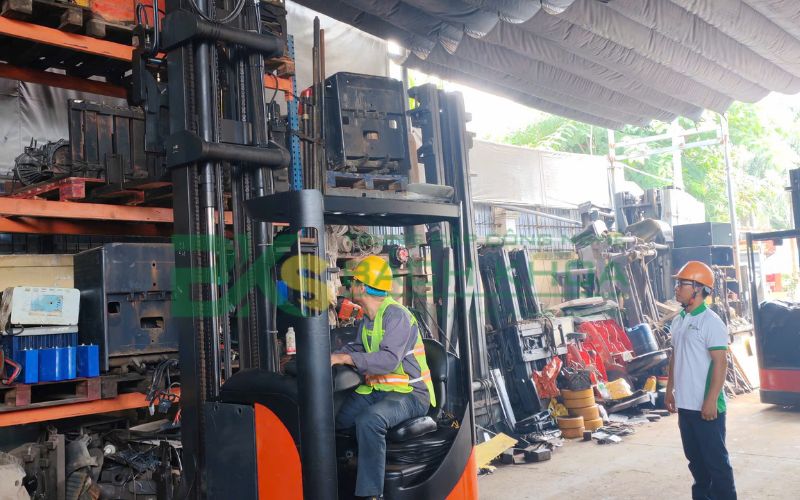 Lái xe nâng điện