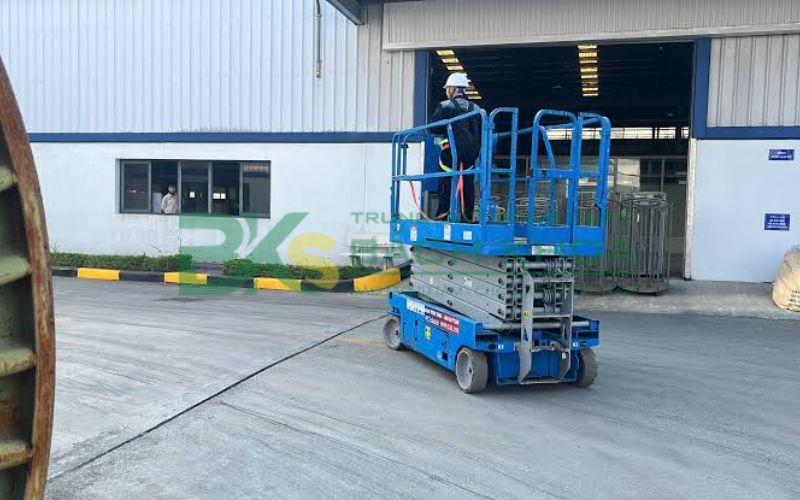 Những yếu tố ảnh hưởng đến thu nhập lái xe nâng người