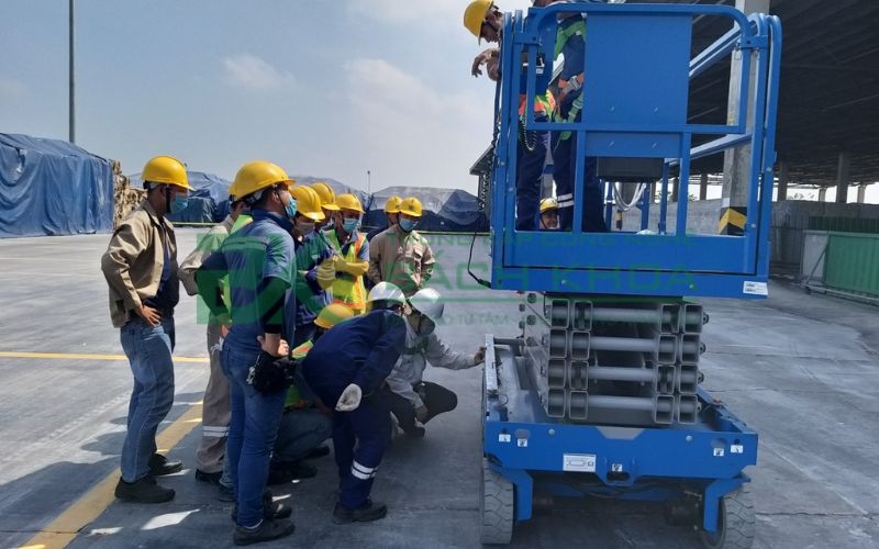 Thu nhập lái xe nâng người khoảng bao nhiêu?