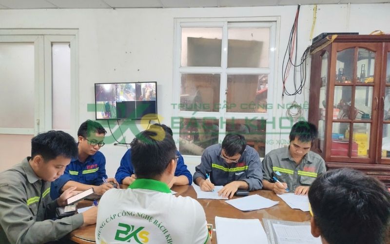 Học lái xe nâng tại Thủ Đức cần học những nội dung gì?