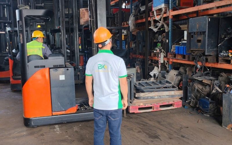 Hướng dẫn cách lái xe nâng an toàn