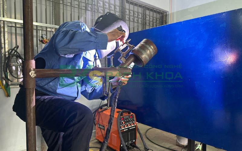 Người mới nên tự học cách Hàn TIG hay tham gia khóa học?
