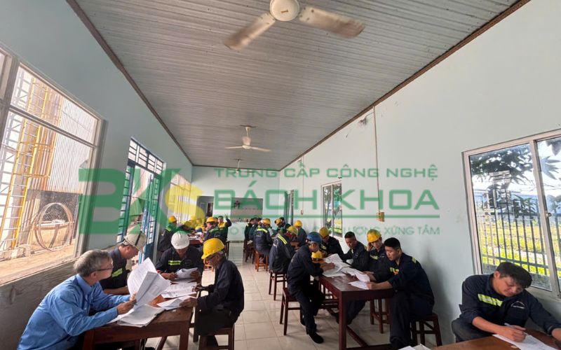 Trường cấp Chứng chỉ vận hành xe cơ giới học những gì?